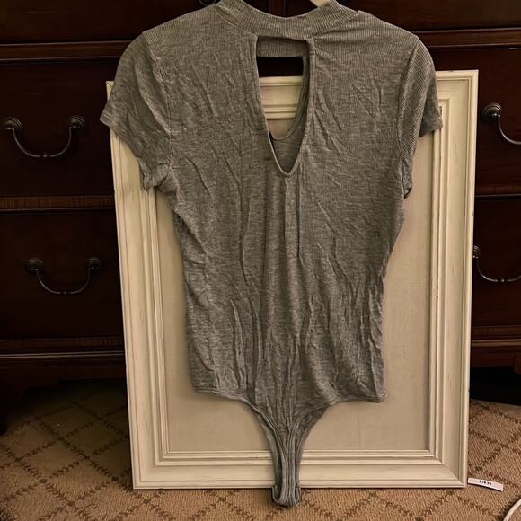 Popular Basics gray ribbed mock neck body suit W double keyhole cutouts NWT L - Picture 3 of 7